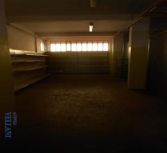 Case - Affittasi negozio di grandi dimensioni con parcheggio esclusivo