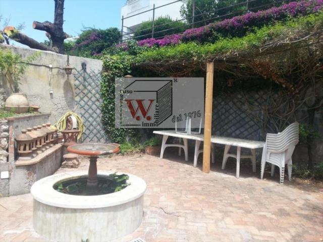 Appartamenti in Vendita - Casa indipendente in vendita a capri centro-piazzetta