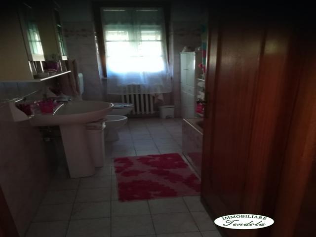 Appartamenti in Vendita - Indipendente per due famiglie con terreno