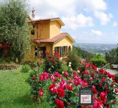 Villa signorile con vista spettacolare e piscina ed ampio giardino