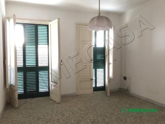 Case - Piccolo trivani con ampia cantinola
