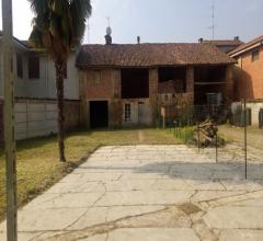 Appartamenti in Vendita - Suardi centro paese casa indipendente con giardino privato