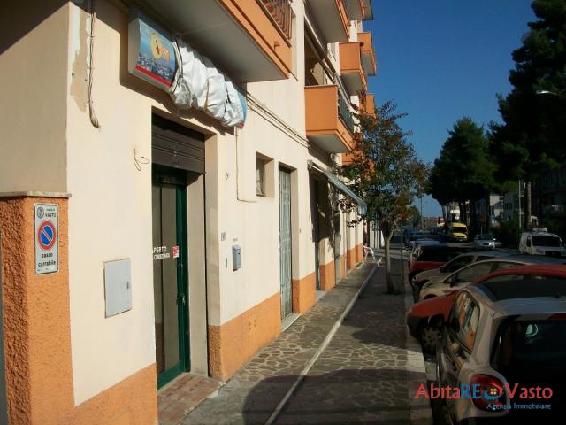 Case - Piccolo locale commerciale, centralissimo, su strada.