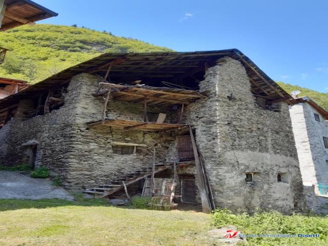 Case - Edolo vendesi porzione di rustico da ristrutturare