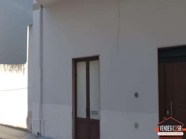 Soluzione indipendente 2 vani con cortile zona montrone via valenzano