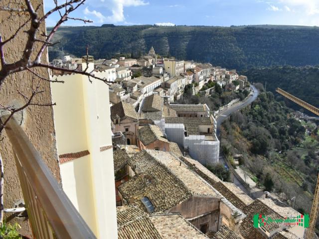 Case - Prezzo ribassato. ibla. panoramico stabile con garage e terrazzo