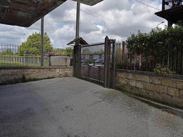 Appartamenti in Vendita - Casa indipendente in vendita a acerra nei pressi di medicina futura