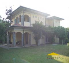 Case - Villa singola con giardino in vendita a massa