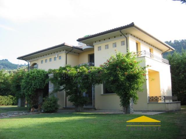 Case - Villa singola con giardino in vendita a massa