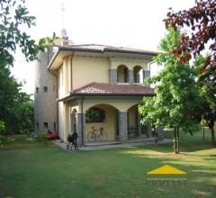 Case - Villa singola con giardino in vendita a massa