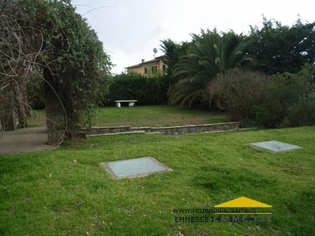 Case - Villa singola con giardino in vendita a massa