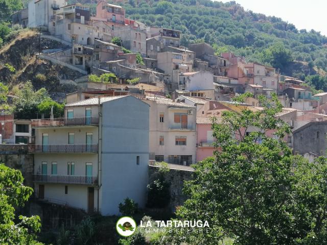 Appartamenti in Vendita - Ampia casa indipendente con due garages