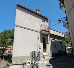 Appartamenti in Vendita - Ampia casa indipendente con due garages