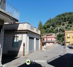 Appartamenti in Vendita - Ampia casa indipendente con due garages