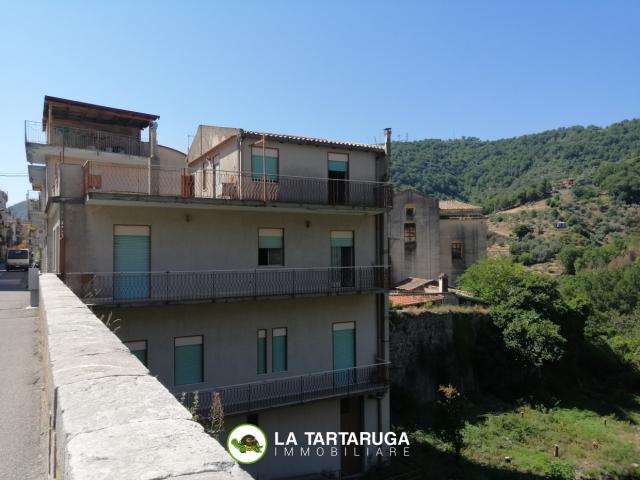Appartamenti in Vendita - Ampia casa indipendente con due garages