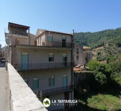 Appartamenti in Vendita - Ampia casa indipendente con due garages