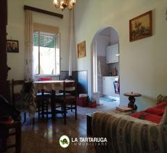 Appartamenti in Vendita - Ampia casa indipendente con due garages