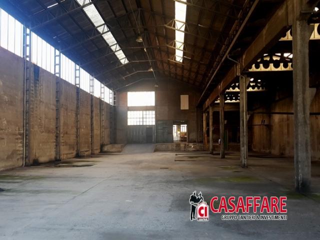 Case - Dolzago - capannone con ottima visibilita e comodo accesso carraio