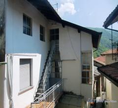 Case - Proprietà indipendente con cortile di pertinenza