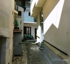 Case - Proprietà indipendente con cortile di pertinenza