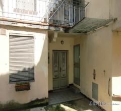 Case - Proprietà indipendente con cortile di pertinenza