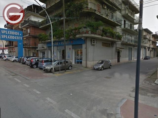 Appartamenti in Vendita - Locale commerciale in vendita a rosarno zona semicentrale