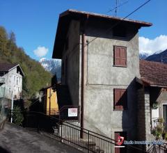 Malonno vendesi casetta con giardino