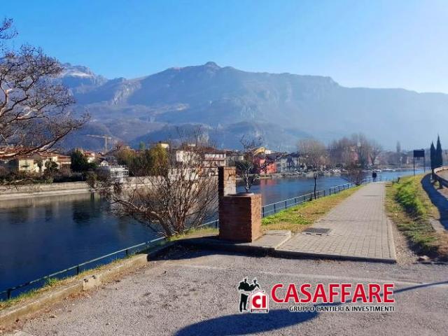 Case - Pescate - capannone con uffici in posizione fronte lago