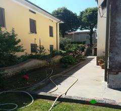 Case - Bella bifamiliare con garage, giardino ed ampio terreno