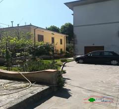 Case - Bella bifamiliare con garage, giardino ed ampio terreno