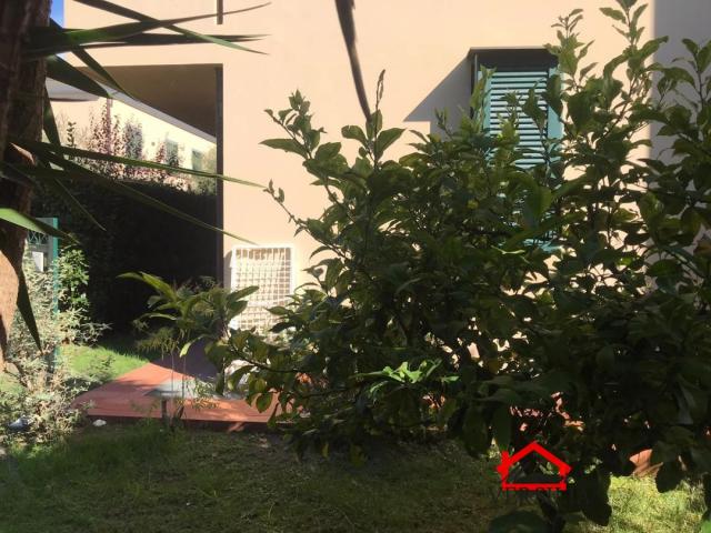 Case - Ronchi, appartamento con giardino e posto auto interno.