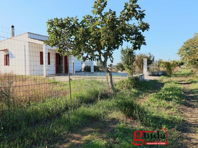 Casa indipendente da ristrutturare nelle campagne tra casarano ed ugento con spazi esterni