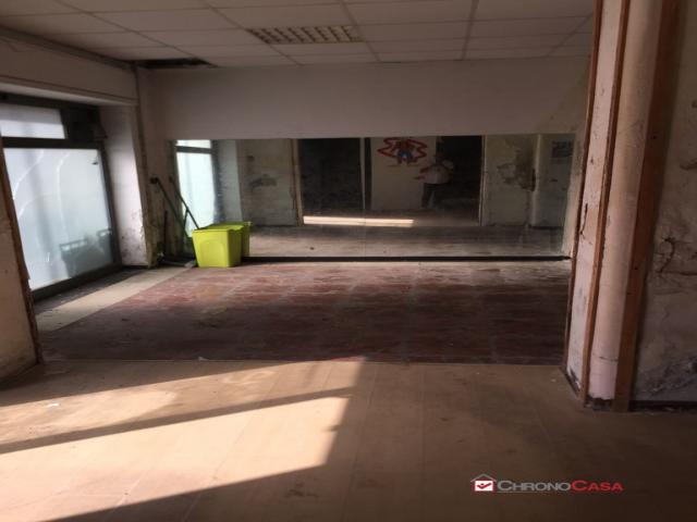 Locale commerciale mq 60 circa due vetrine su strada ottimo per uso investimento Case - Locale commerciale mq 60 circa due vetrine su strada ottimo per uso investimento