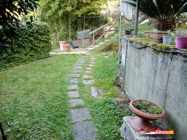 Case - Carrara appartamento con giardino sulle colline di carrara