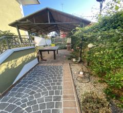 Appartamenti in Vendita - Abitazione indipendente con giardino