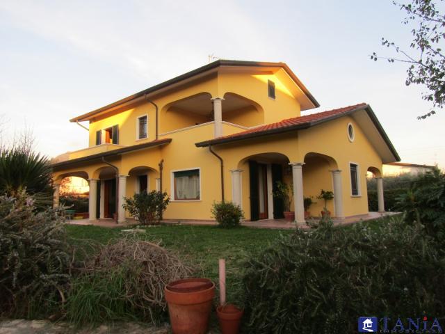 Case - Villa  in ottimo stato con giardino su 4 lati a luni scavi rif 3845