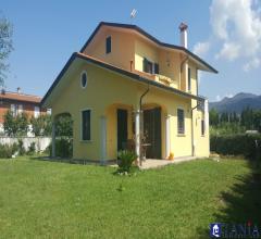 Case - Villa  in ottimo stato con giardino su 4 lati a luni scavi rif 3845