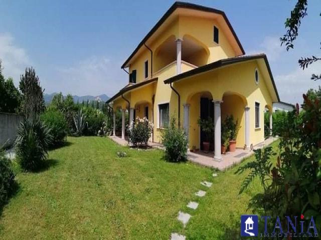 Case - Villa  in ottimo stato con giardino su 4 lati a luni scavi rif 3845