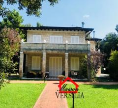 Case - Lussuosa villa in versilia di circa 1000 mq, immersa in un suggestivo parco di oltre 6000 mq