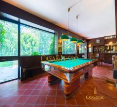 Case - Villa immersa nel verde con lago privato e piscina