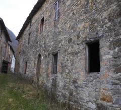 Case - Rustico in sassi da ristrutturare con terreno di 10 ettari collinari