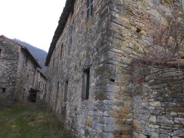 Case - Rustico in sassi da ristrutturare con terreno di 10 ettari collinari