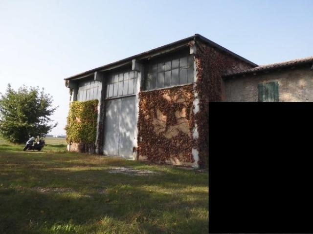 Case - Rustico indip. da ristrut. con capannone a ravadese parma