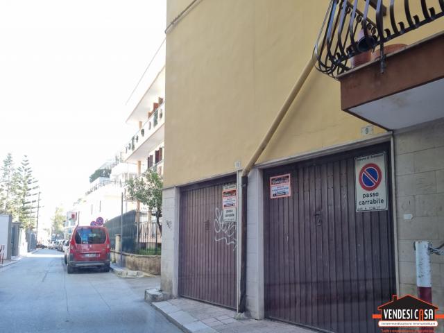 Box auto con doppia serranda zona valenzano via piave