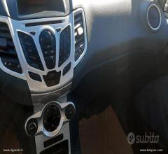 Auto - Ford fiesta 1.4 5p. bz.- gpl titanium