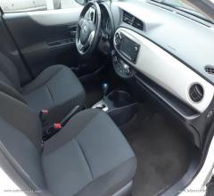 Auto - Toyota yaris 1.5 hybrid 5p. style