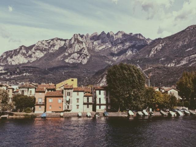 Case - Fabbricato da ristrutturare in vendita a lecco.