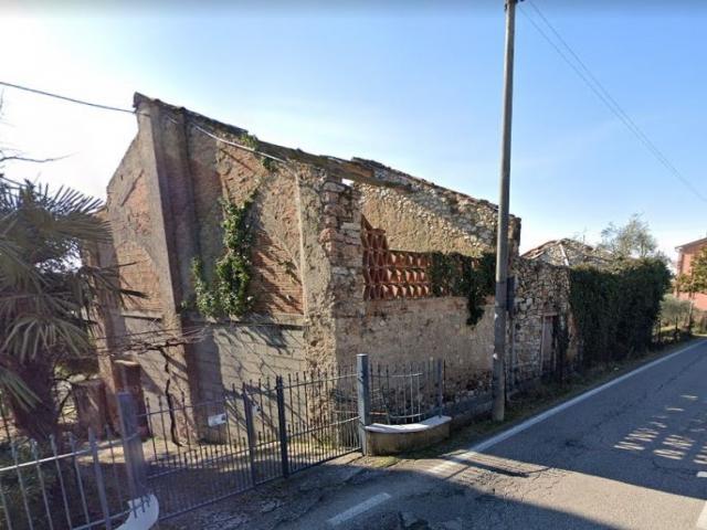 Ex casa colonica da riqualificare completamente, possibilit? di costruire una piscina privata e parc